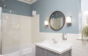 Chambre Double | Salle de bain | Ensemble douche/baignoire