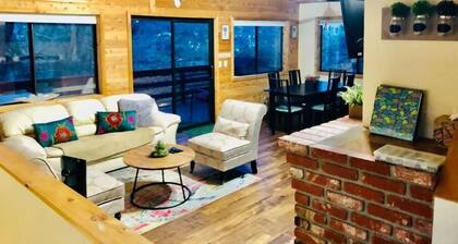 Cozy family cabin with beautiful mountain view