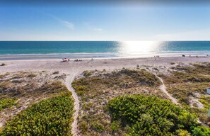 En la playa, sillas reclinables de playa, toallas de playa