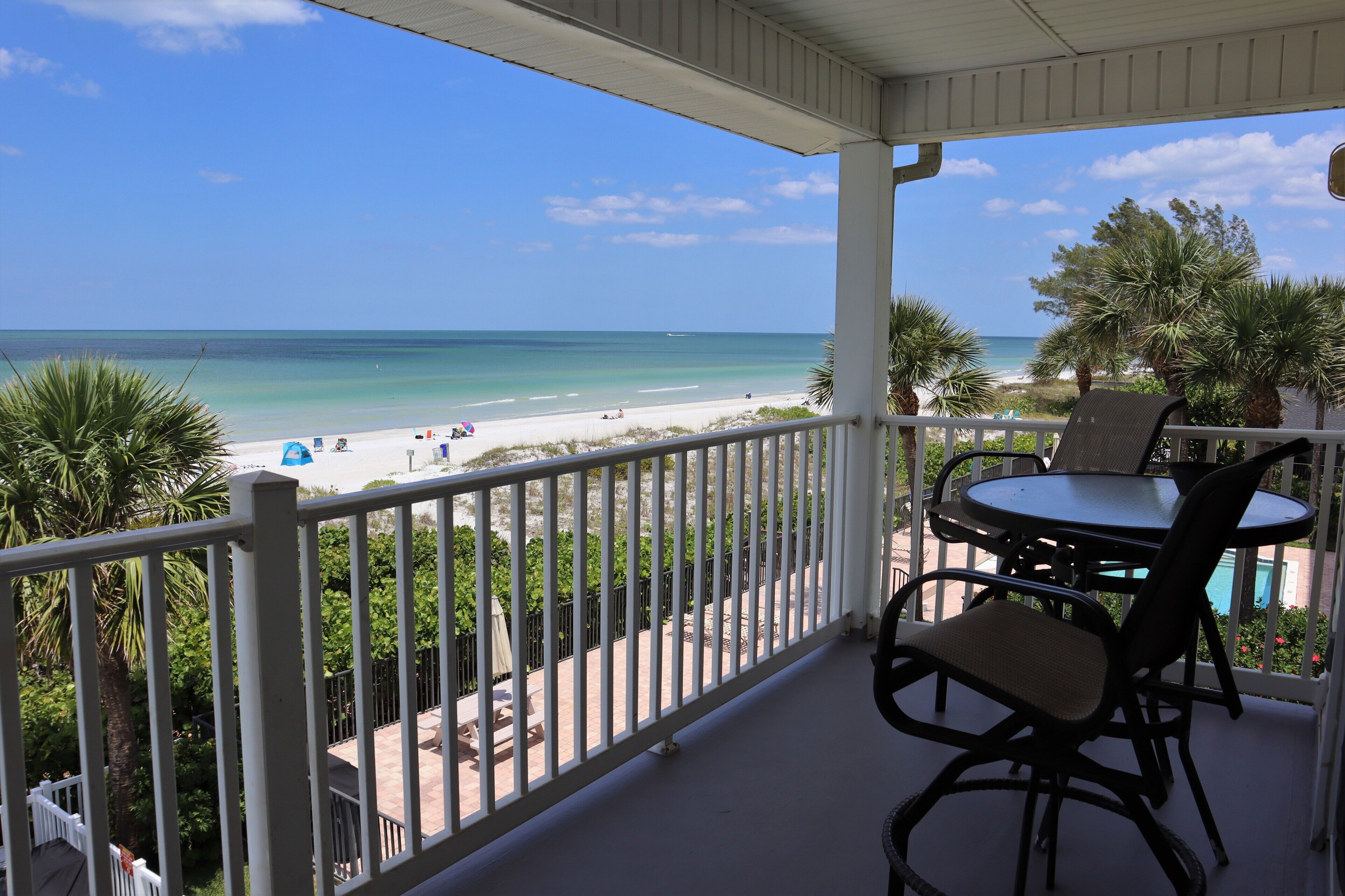 Top Floor, End Unit Views of Indian Rocks & Walkable to the Best Eats of IRB!