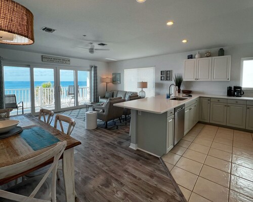 Top Floor, End Unit Views of Indian Rocks & Walkable to the Best Eats of IRB!
