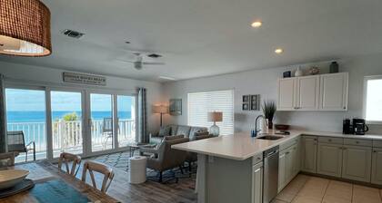 Top Floor, End Unit Views of Indian Rocks & Walkable to the Best Eats of IRB!