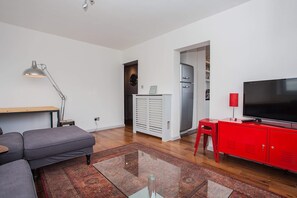 Apartamento básico, 1 cama King | Sala de estar | TV