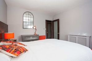 Apartamento básico, 1 cama King | 1 quarto, ferros/tábuas de passar roupa, roupa de cama