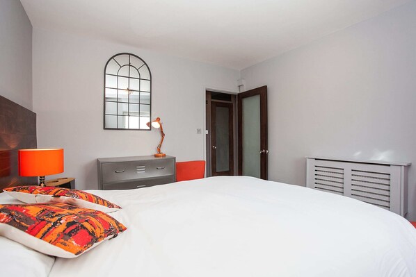 Basic-Apartment, 1 King-Bett | 1 Schlafzimmer, Bügeleisen/Bügelbrett, Bettwäsche
