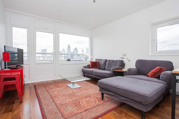 Basic-Apartment, 1 King-Bett | Wohnzimmer | Fernseher