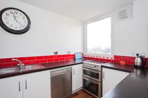 Basic Apartment, 1 King Bed | Private kitchen