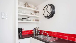 Basic Apartment, 1 King Bed | Private kitchen - Modern 1 Bedroom Apartment in E1 London (London)
