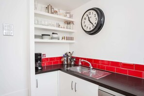 Basic-Apartment, 1 King-Bett | Eigene Küche | Kühlschrank, Ofen, Herdplatte, Geschirrspüler