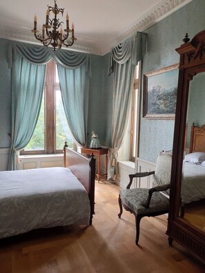 8 bedrooms, iron/ironing board, bed sheets