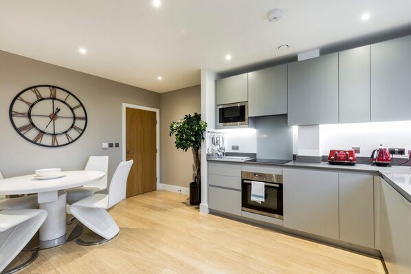 Apartamento básico, várias camas | Cozinha privada | Geladeira, micro-ondas, fogão, cooktop