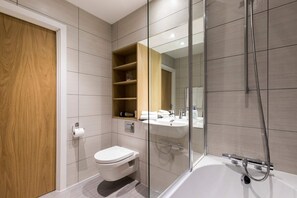 Bathroom - Bright 1 Bedroom Apartment With Large Private Terrace in Brixton (London)