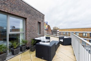 Apartamento básico, várias camas | Sacada