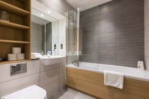 Appartement de base, Plusieurs lits | Salle de bain | Serviettes fournies, savon, shampooing, papier de toilette
