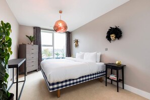 Apartamento básico, várias camas | 1 quarto, espaço de trabalho para notebook