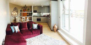 Apartamento básico, várias camas | Sala de estar | TV