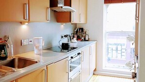 Basic Apartment, 1 Queen Bed with Sofa bed | Private kitchen | Fridge, oven, stovetop, dishwasher - Smart 1 Bedroom Flat in Notting Hill (London)
