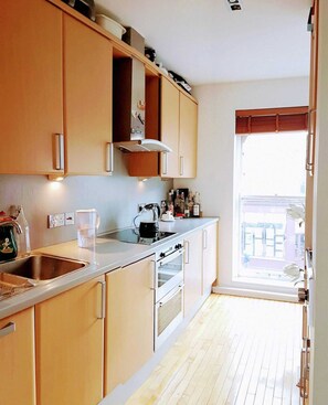 Basic Apartment, 1 Queen Bed with Sofa bed | Private kitchen | Fridge, oven, stovetop, dishwasher - Smart 1 Bedroom Flat in Notting Hill (London)