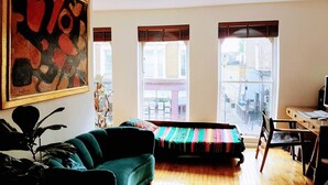 Basic Apartment, 1 Queen Bed with Sofa bed | Dining - Smart 1 Bedroom Flat in Notting Hill (London)