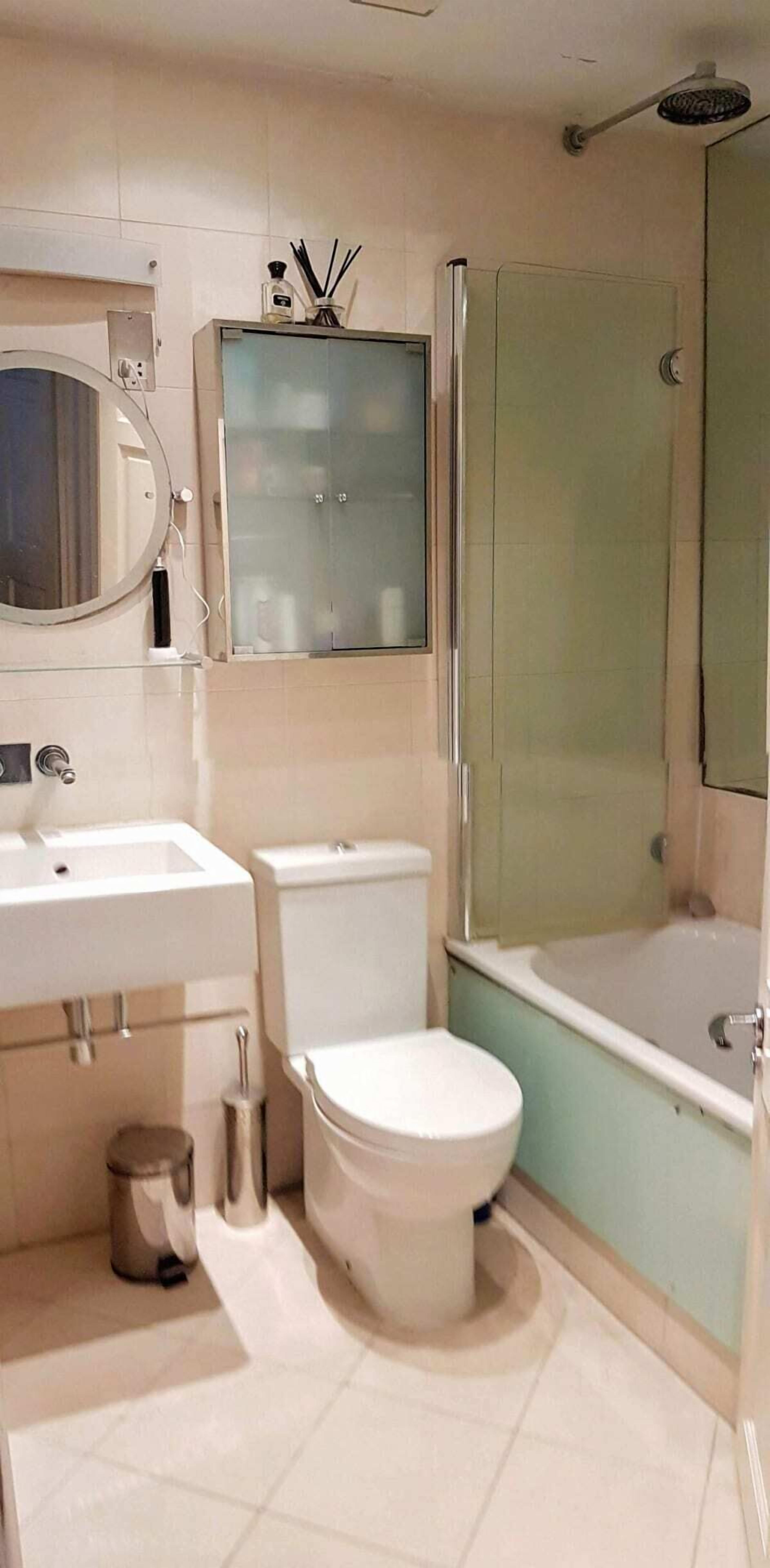 Basic Apartment, 1 Queen Bed with Sofa bed | Bathroom | Towels, soap, shampoo, toilet paper