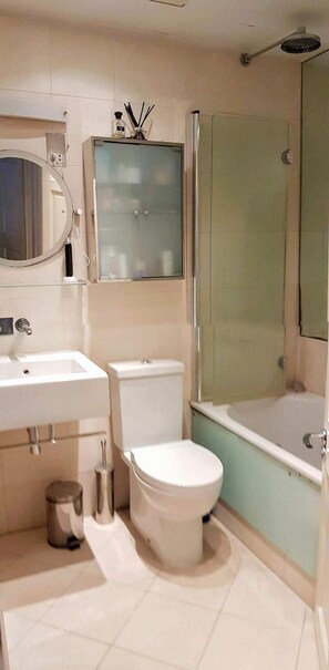 Basic Apartment, 1 Queen Bed with Sofa bed | Bathroom | Towels, soap, shampoo, toilet paper - Smart 1 Bedroom Flat in Notting Hill (London)