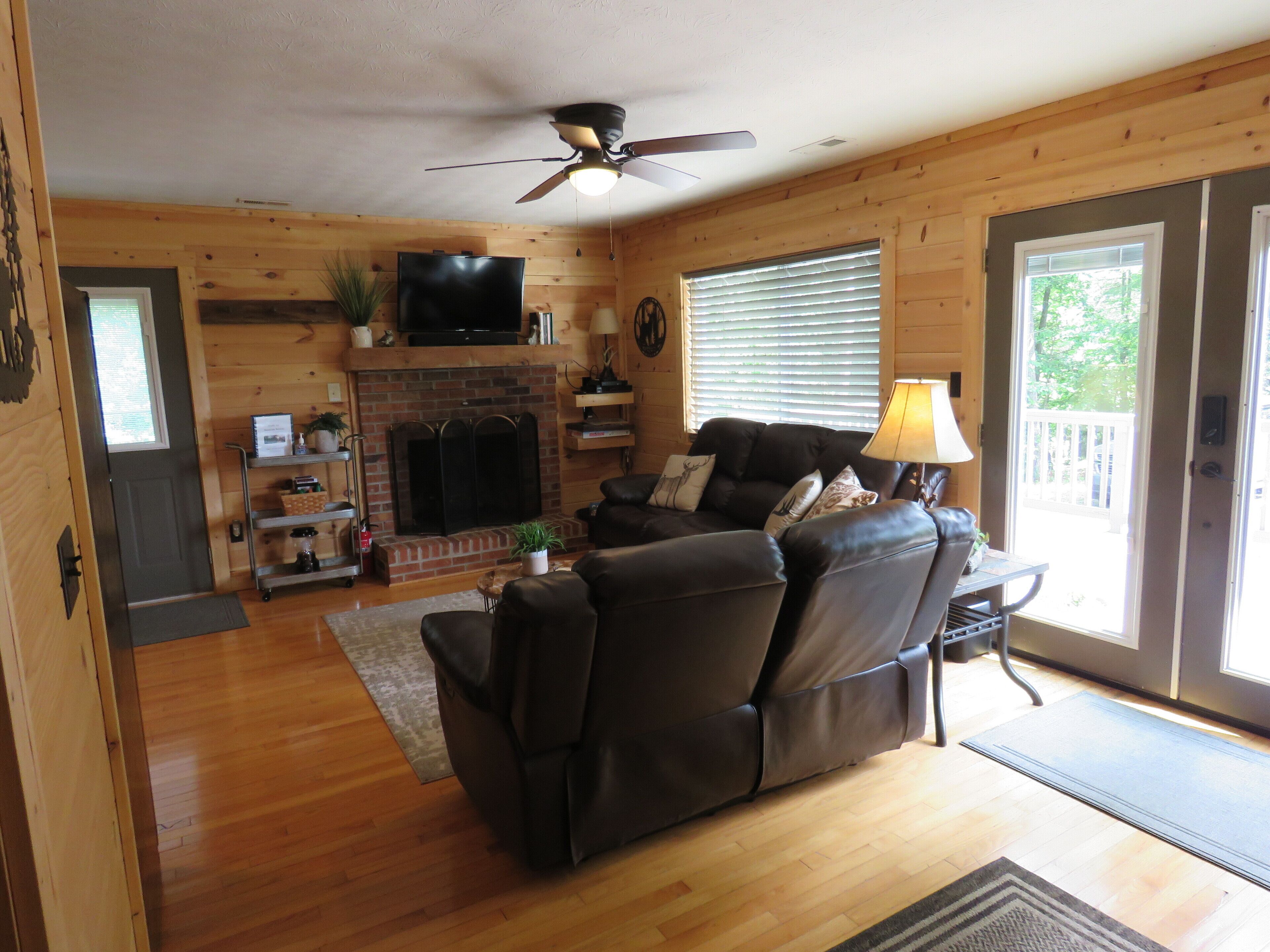 A WELL-APPOINTED CABIN, RURAL RELAXATION, FIREPIT!