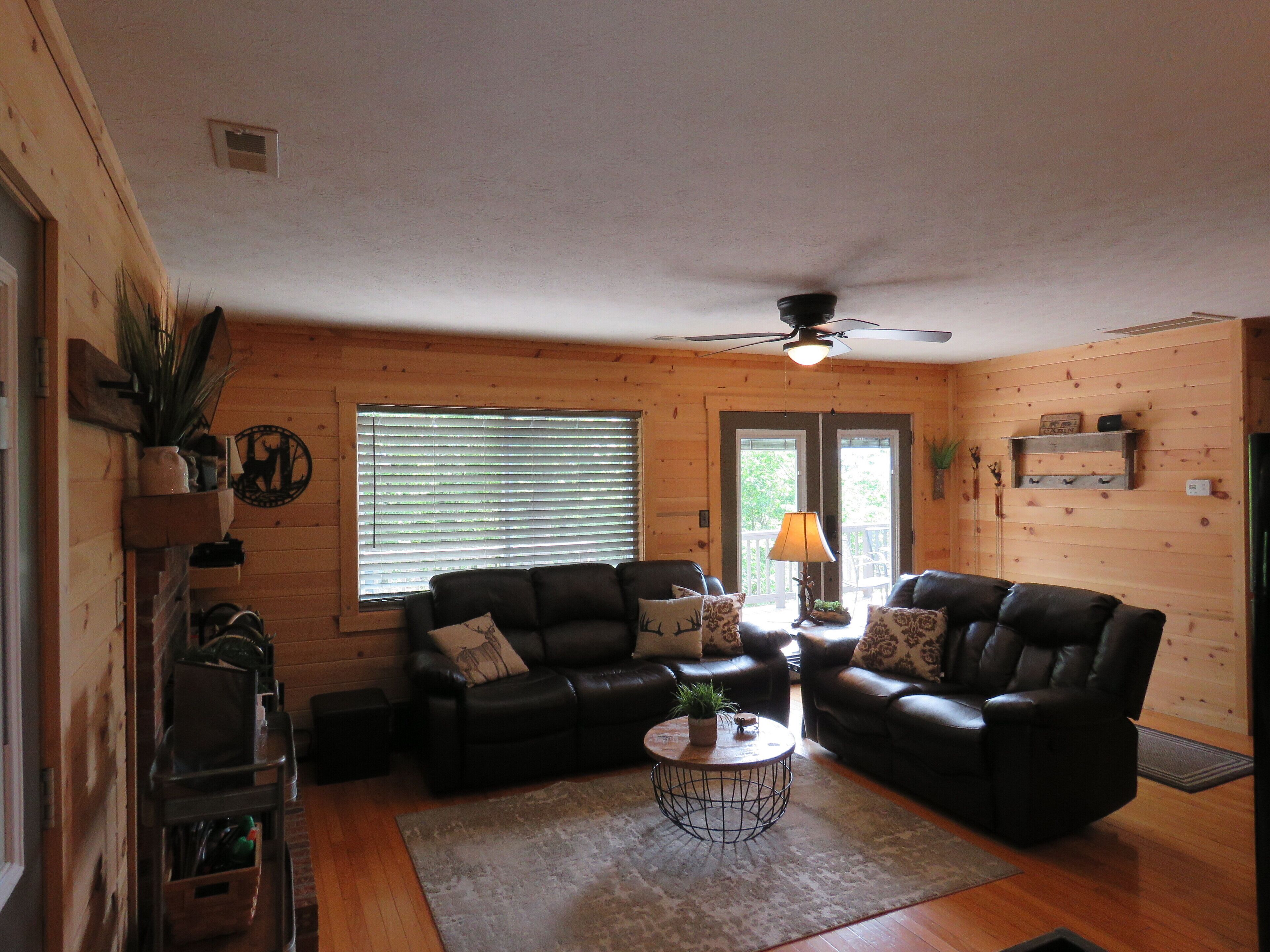 A WELL-APPOINTED CABIN, RURAL RELAXATION, FIREPIT!