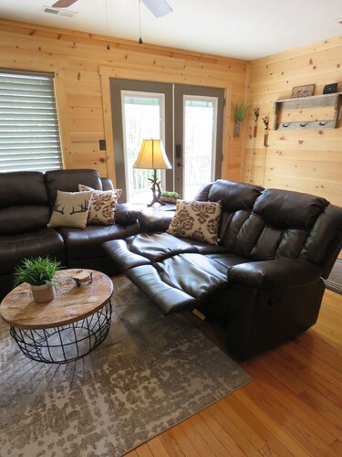 A WELL-APPOINTED CABIN, RURAL RELAXATION, FIREPIT!
