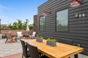 Outdoor dining - Luxury Loft in Downtown Columbia with Rooftop Terrace (Columbia)
