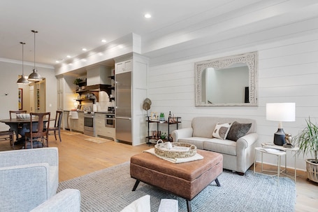 TV. Luxury Loft in Downtown Columbia with Rooftop Terrace