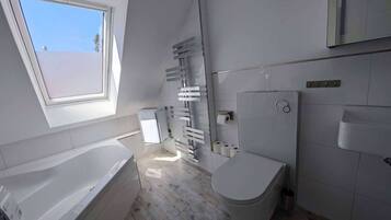 Badewanne, Haartrockner, Bidet, Handtücher