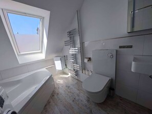 Baignoire, sèche-cheveux, bidet, serviettes fournies