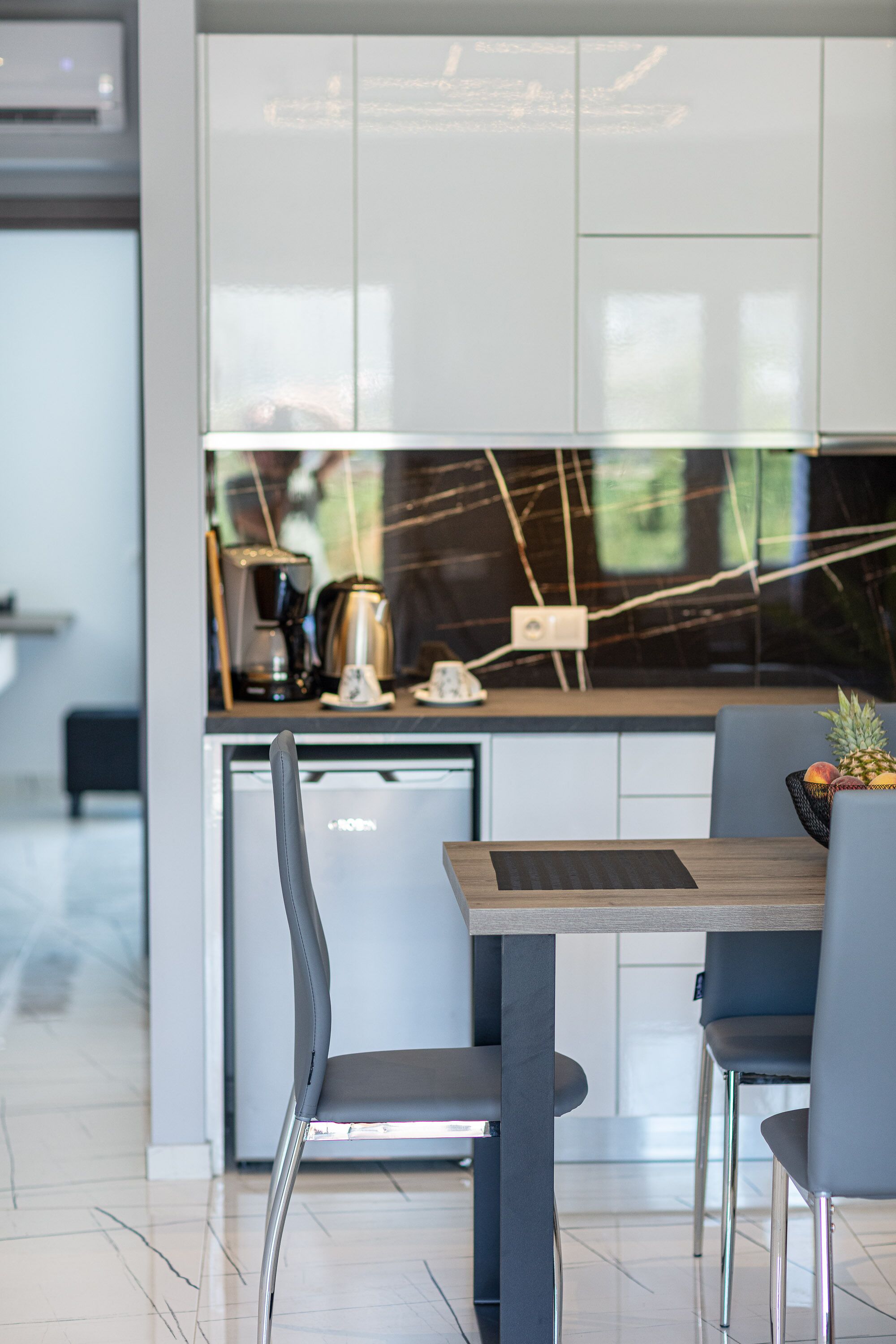 Semiso Beach Suites- 1 bedroom Apartment 