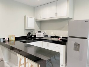 Kühlschrank, Mikrowelle, Wasserkocher mit Kaffee-/Teezubehör, Mixer