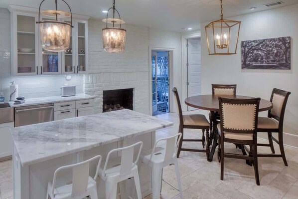 Dining - Updated Historic Villa with Parking & Walk to River St. (Savannah)