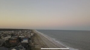 Een kustplaatsje met een strand en de oceaan.
