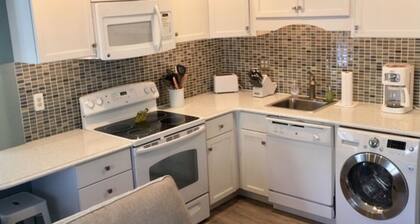 Dewey Beach Condo 2BR + Sleeper. Family friendly! Three min walk to the beach!