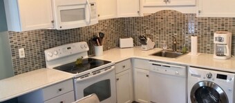 Dewey Beach Condo 2BR + Sleeper. Family friendly! Three min walk to the beach!