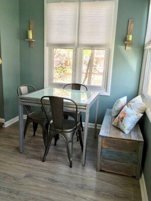 Dining - Dewey Beach Condo 2BR + Sleeper. Family friendly! Three min walk to the beach! (Dewey Beach)