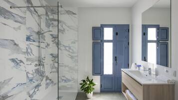 Casa, diversos llits | Bany | Dutxa, assecador de cabells, tovalloles i xampú
