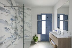 House, Multiple Beds | Bathroom | Shower, hair dryer, towels, shampoo - Beautiful House With Fantastic Views of the Sierra (Grazalema)