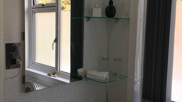 Kombination af bruser/badekar, gratis toiletartikler, hårtørrer