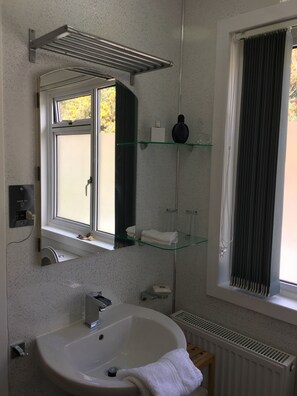 Tina con regadera, amenidades de baño gratuitas, secadora de cabello 