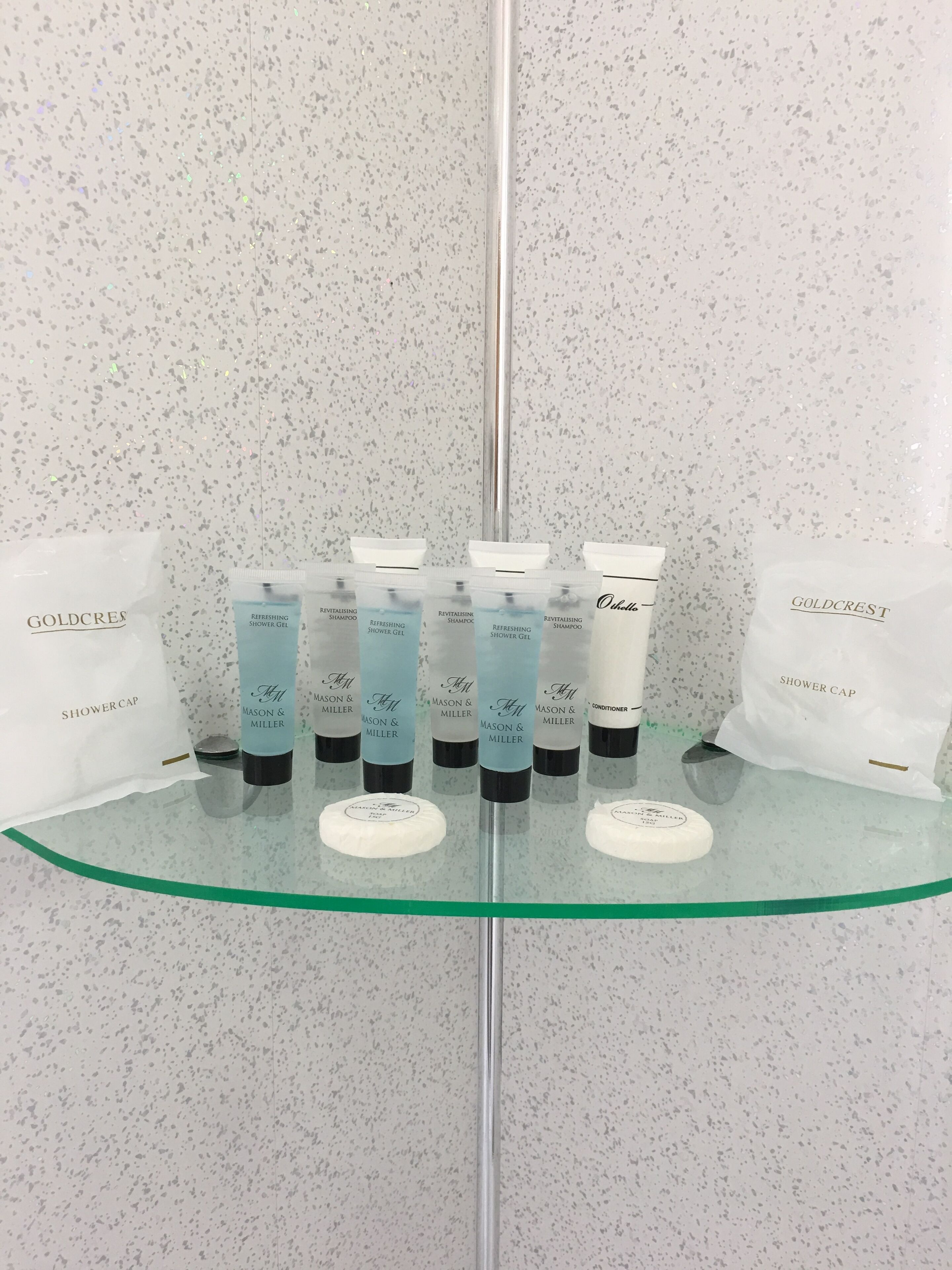 Ensemble douche/baignoire, articles de toilette gratuits, sèche-cheveux