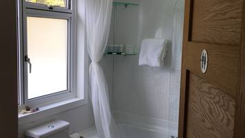 Bañera con ducha, artículos de tocador gratuitos, secador de pelo