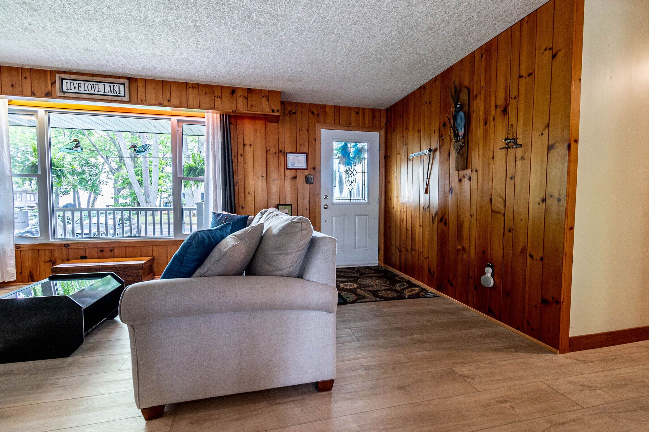 Entire cozy cottage with stunning Lake Erie views + Hot Tub!