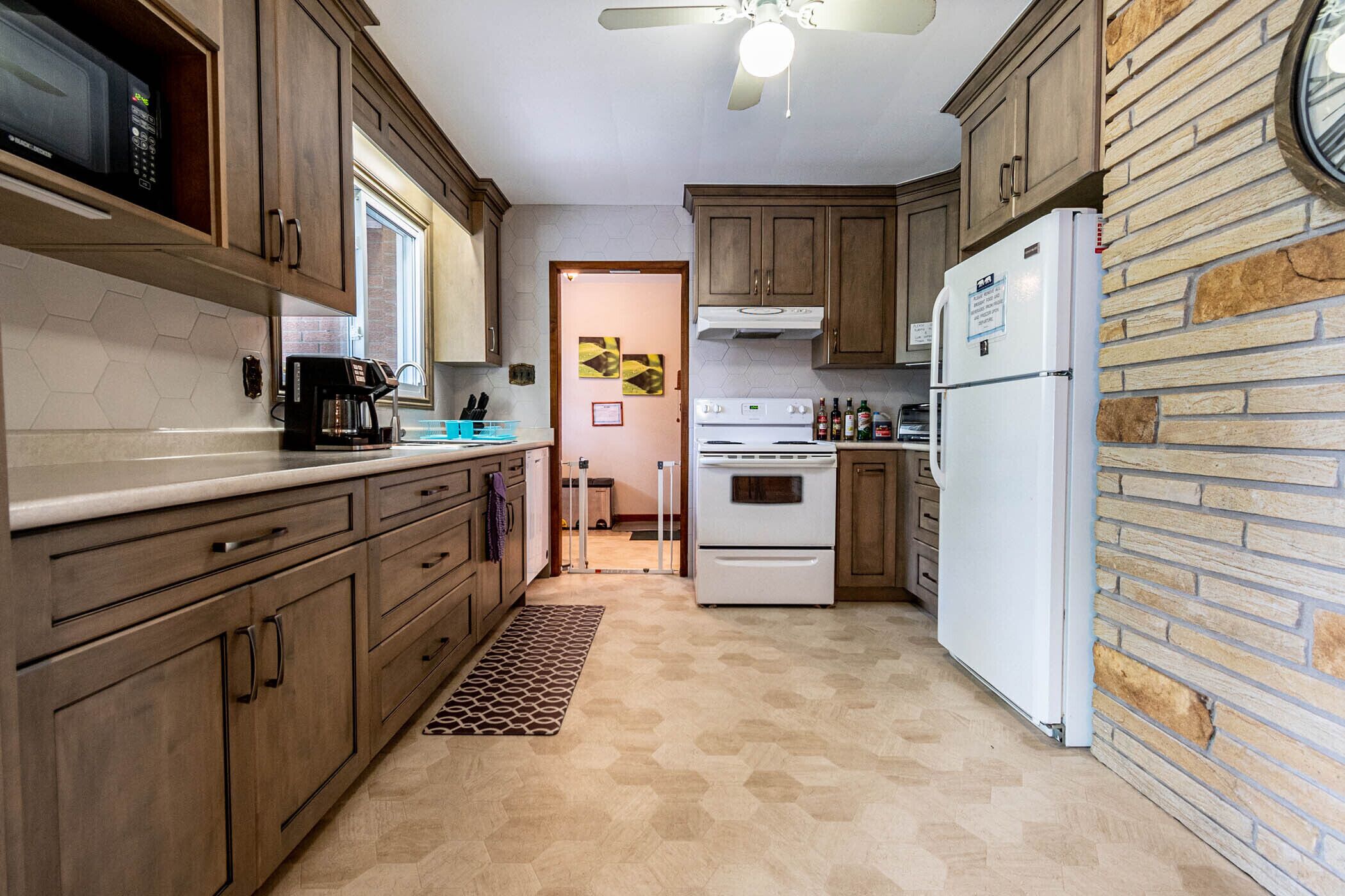 Entire cozy cottage with stunning Lake Erie views + Hot Tub!