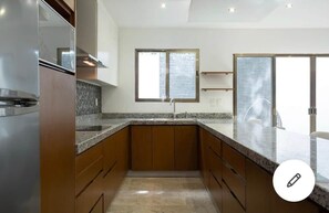 Kühlschrank, Mikrowelle, Wasserkocher mit Kaffee-/Teezubehör, Mixer