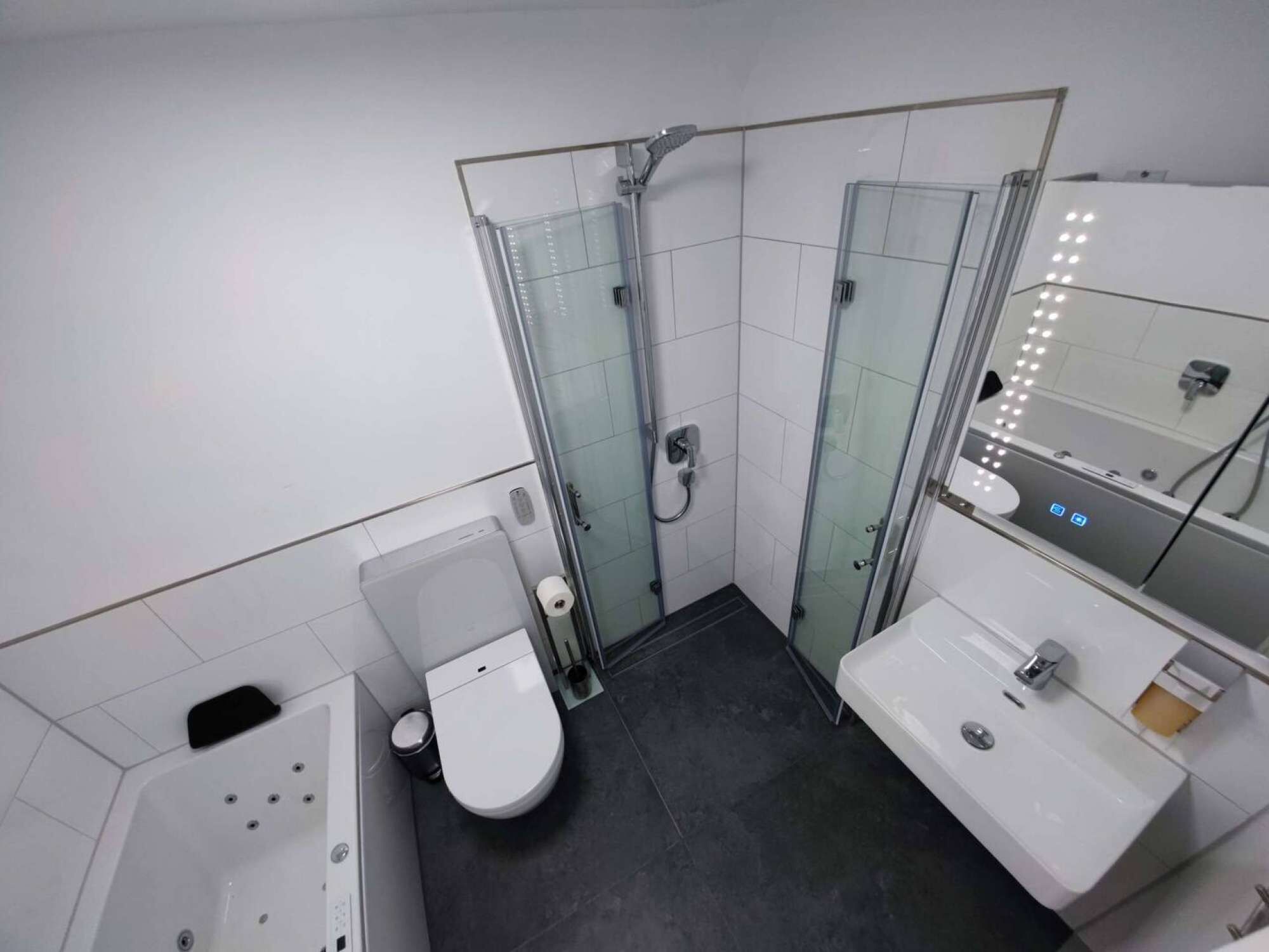 Baignoire, baignoire à jets, sèche-cheveux, bidet