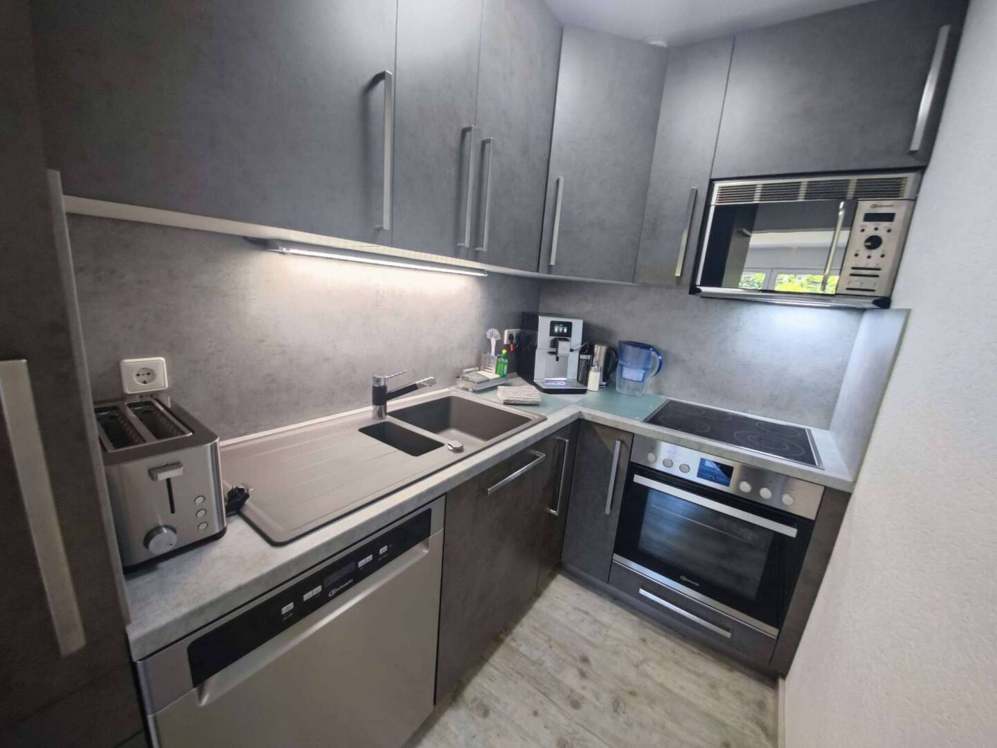 Kühlschrank, Mikrowelle, Ofen, Herdplatte